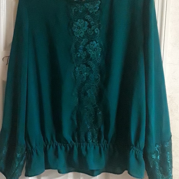 Green blouse. - Picture 3 of 7